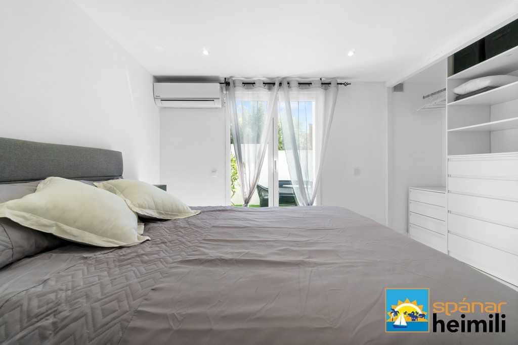 3 bedroom Villa for sale in Cabo Roig with pool - € 404,500 (Ref: 9404260)