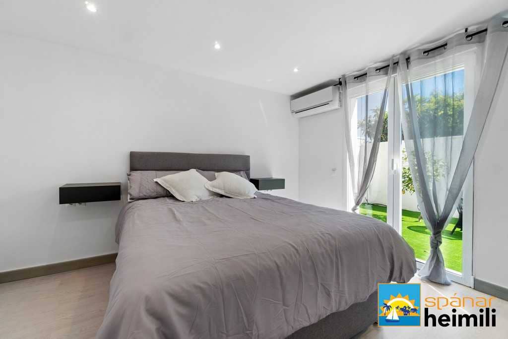 3 bedroom Villa for sale in Cabo Roig with pool - € 404,500 (Ref: 9404260)