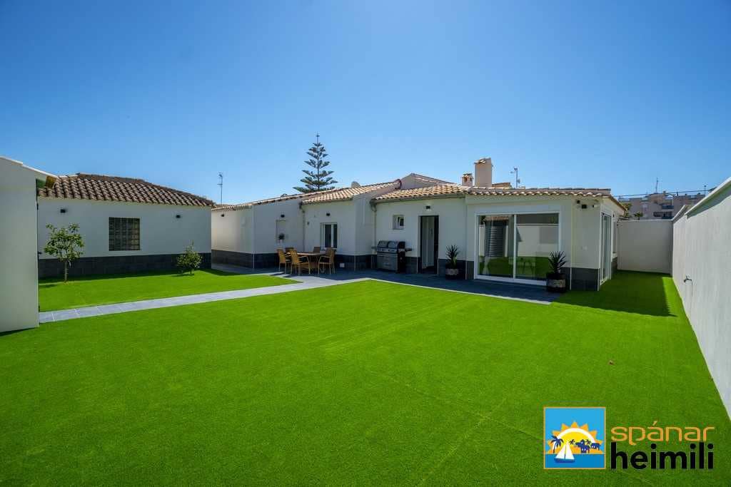 3 bedroom Villa for sale in Cabo Roig with pool - € 404,500 (Ref: 9404260)