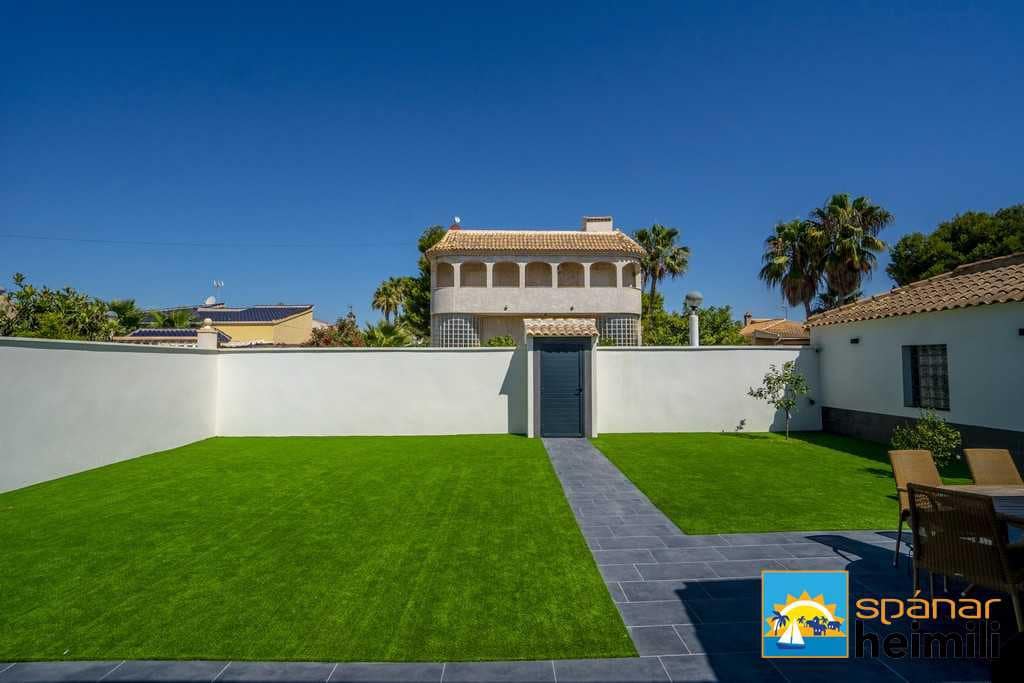 3 bedroom Villa for sale in Cabo Roig with pool - € 404,500 (Ref: 9404260)