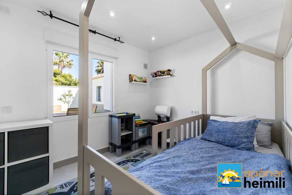 3 bedroom Villa for sale in Cabo Roig with pool - € 404,500 (Ref: 9404260)