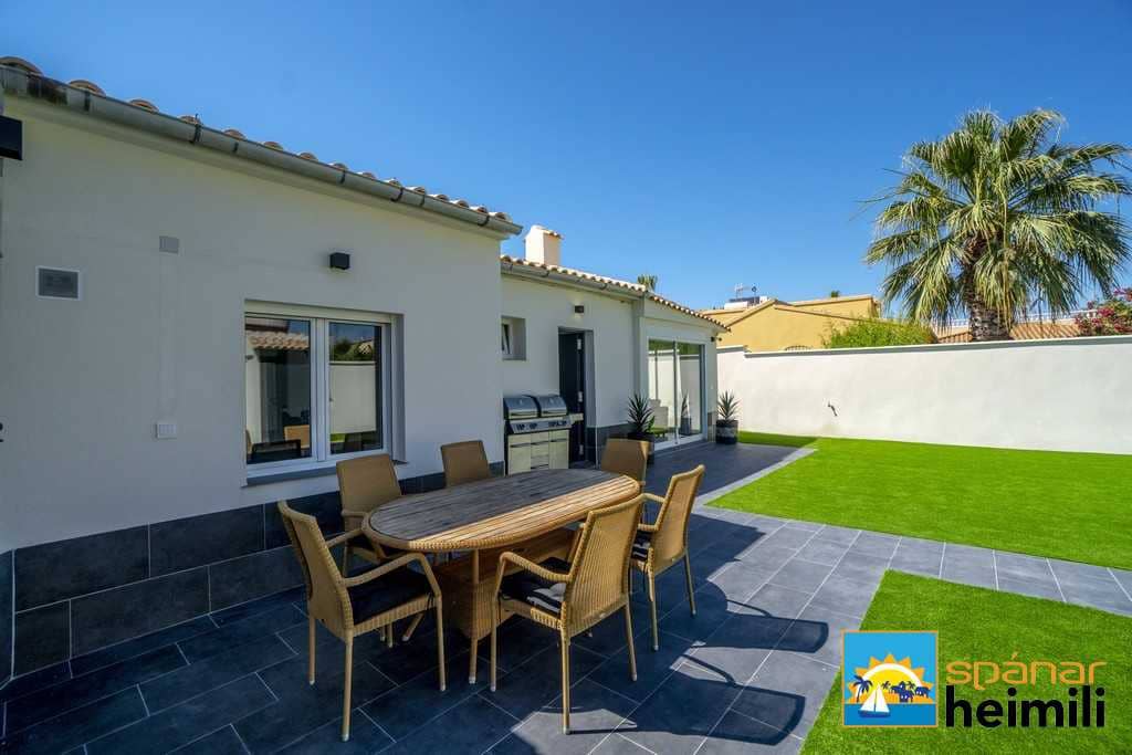 3 bedroom Villa for sale in Cabo Roig with pool - € 404,500 (Ref: 9404260)