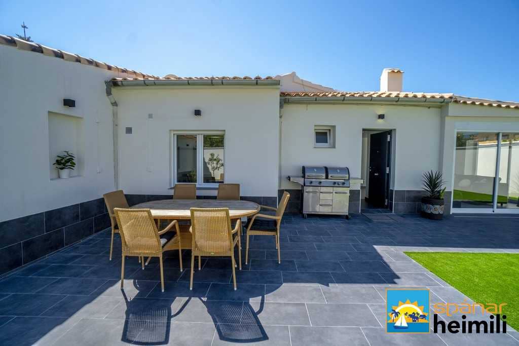 3 bedroom Villa for sale in Cabo Roig with pool - € 404,500 (Ref: 9404260)