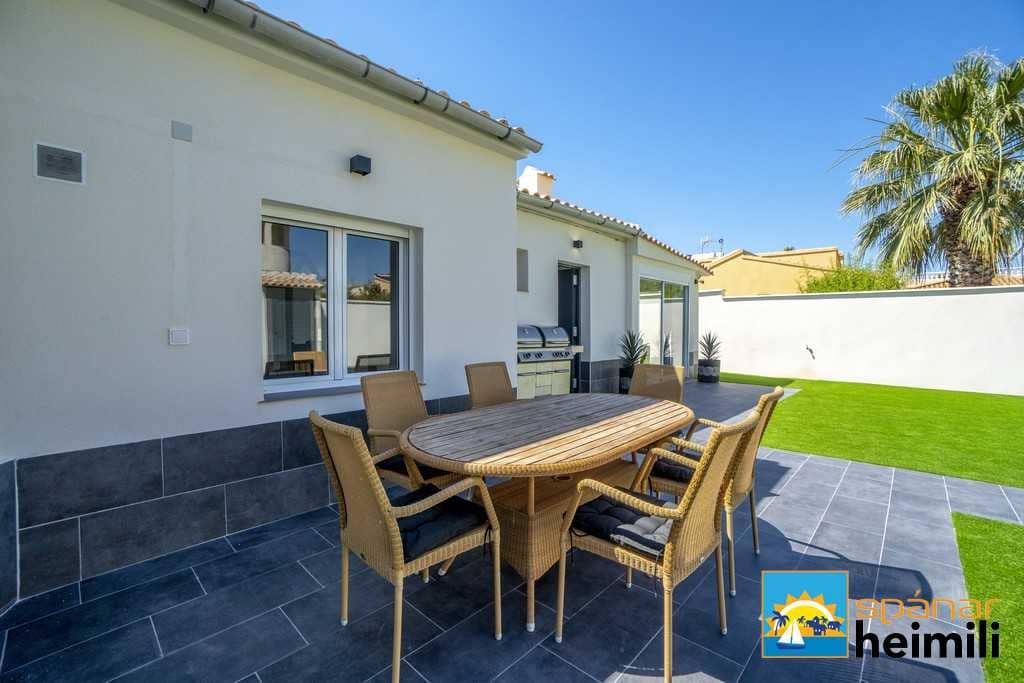 3 bedroom Villa for sale in Cabo Roig with pool - € 404,500 (Ref: 9404260)