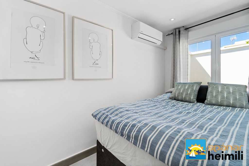 3 bedroom Villa for sale in Cabo Roig with pool - € 404,500 (Ref: 9404260)