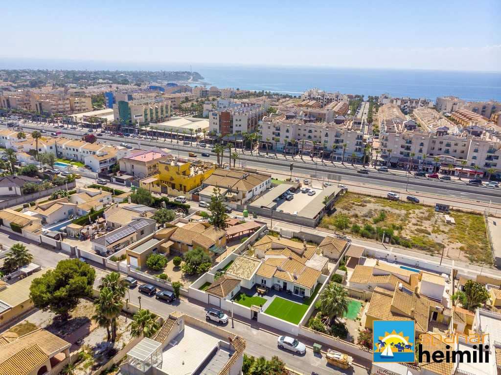 3 bedroom Villa for sale in Cabo Roig with pool - € 404,500 (Ref: 9404260)