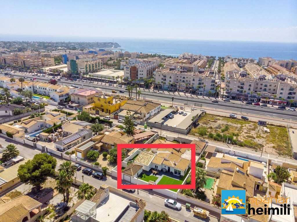 3 bedroom Villa for sale in Cabo Roig with pool - € 404,500 (Ref: 9404260)