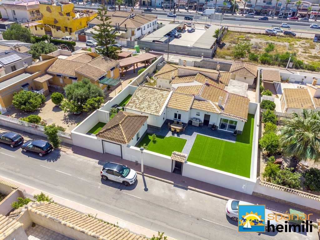 3 bedroom Villa for sale in Cabo Roig with pool - € 404,500 (Ref: 9404260)