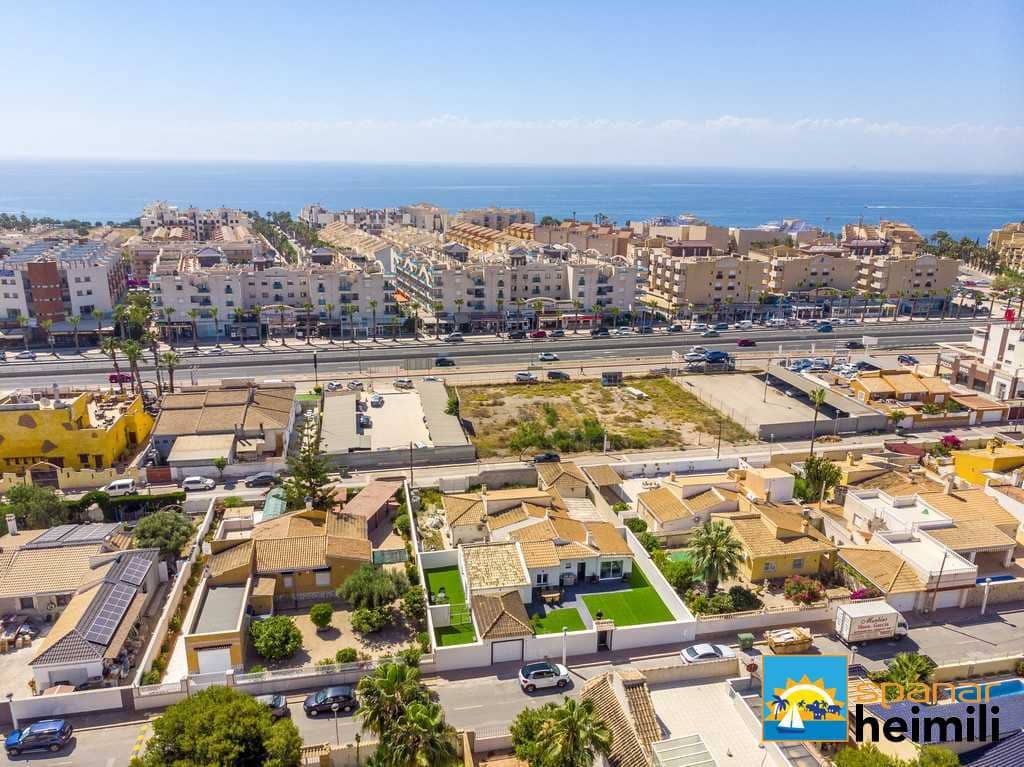 3 bedroom Villa for sale in Cabo Roig with pool - € 404,500 (Ref: 9404260)