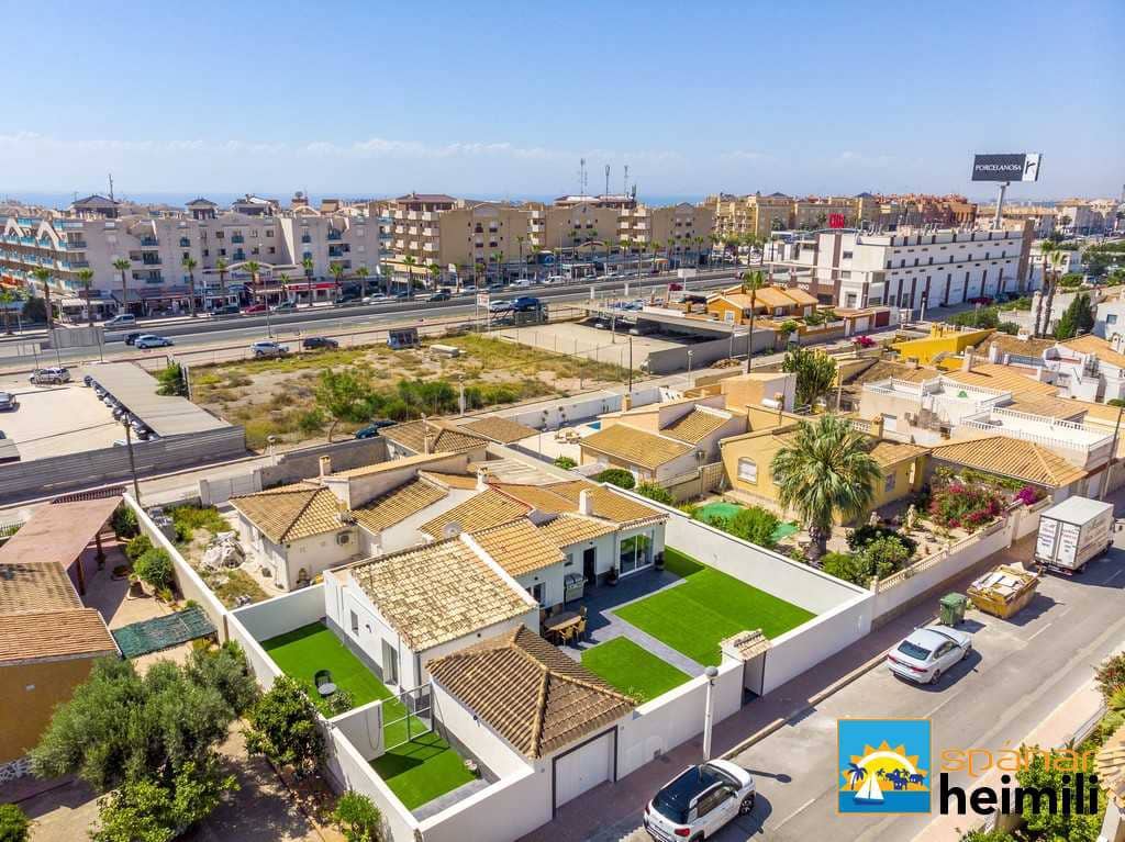 3 bedroom Villa for sale in Cabo Roig with pool - € 404,500 (Ref: 9404260)