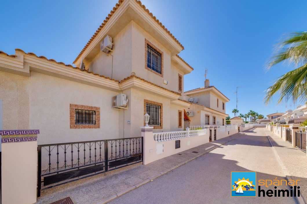 4 sovrum Semi-fristående Villa till salu i Villamartin med pool - 415 000 € (Ref: 9404327)
