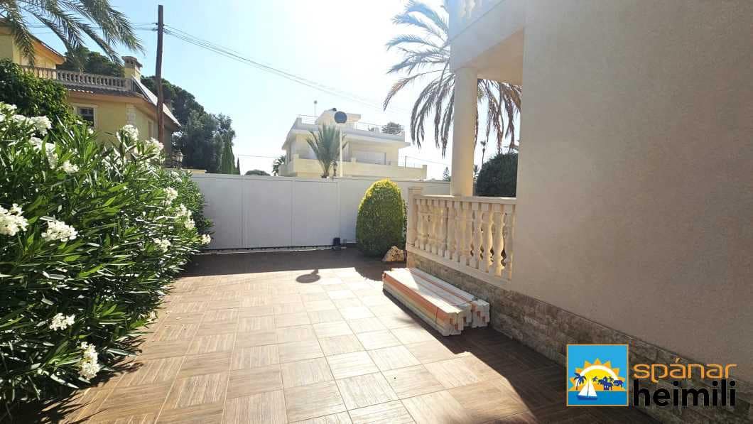 4 bedroom Villa for sale in Cabo Roig with pool - € 925,000 (Ref: 9404333)