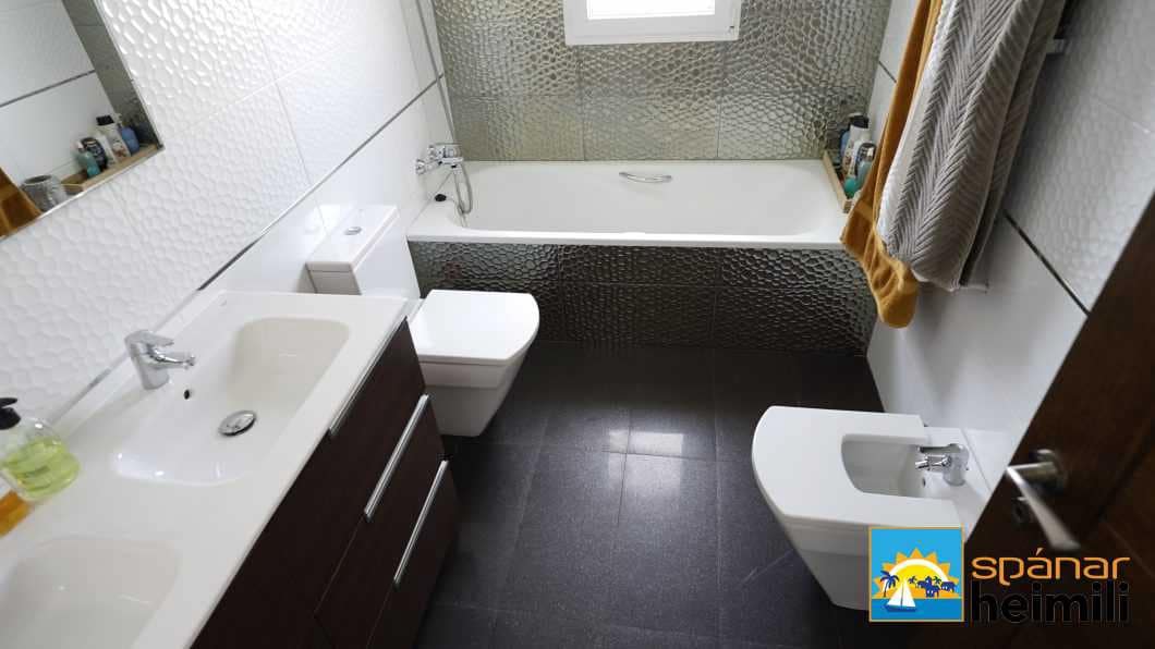 4 bedroom Villa for sale in Rojales with pool - € 661,000 (Ref: 9404335)