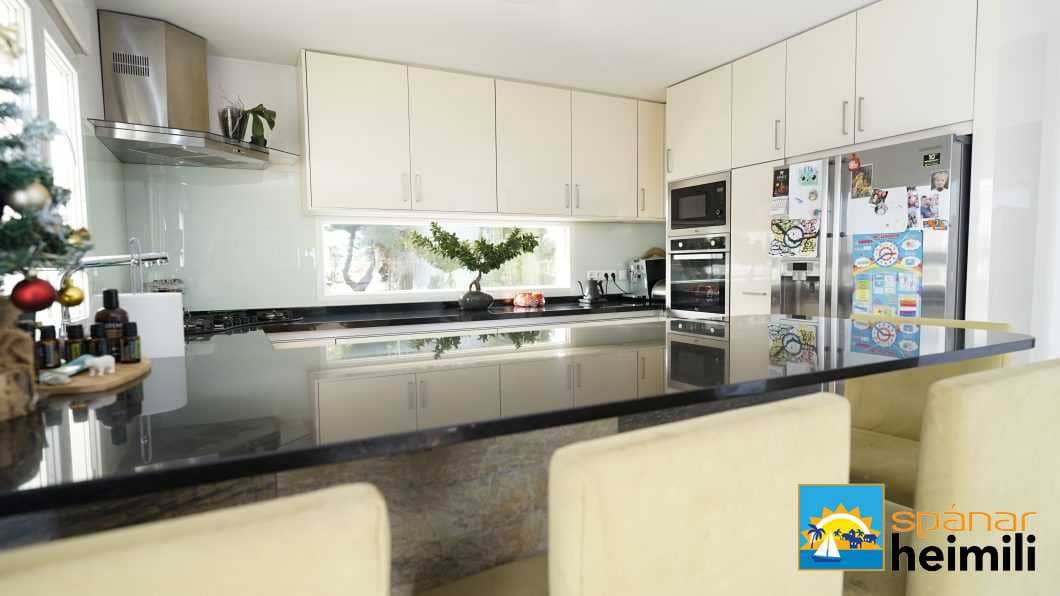 4 bedroom Villa for sale in Rojales with pool - € 661,000 (Ref: 9404335)