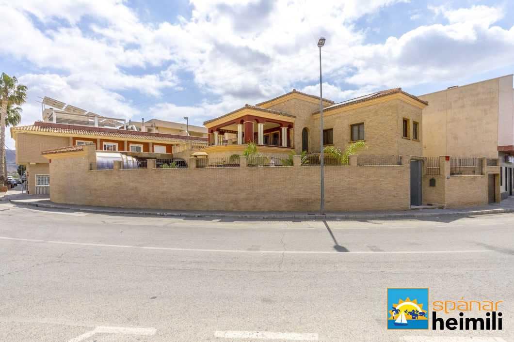 3 bedroom Villa for sale in Orihuela with pool - € 580,000 (Ref: 9404343)