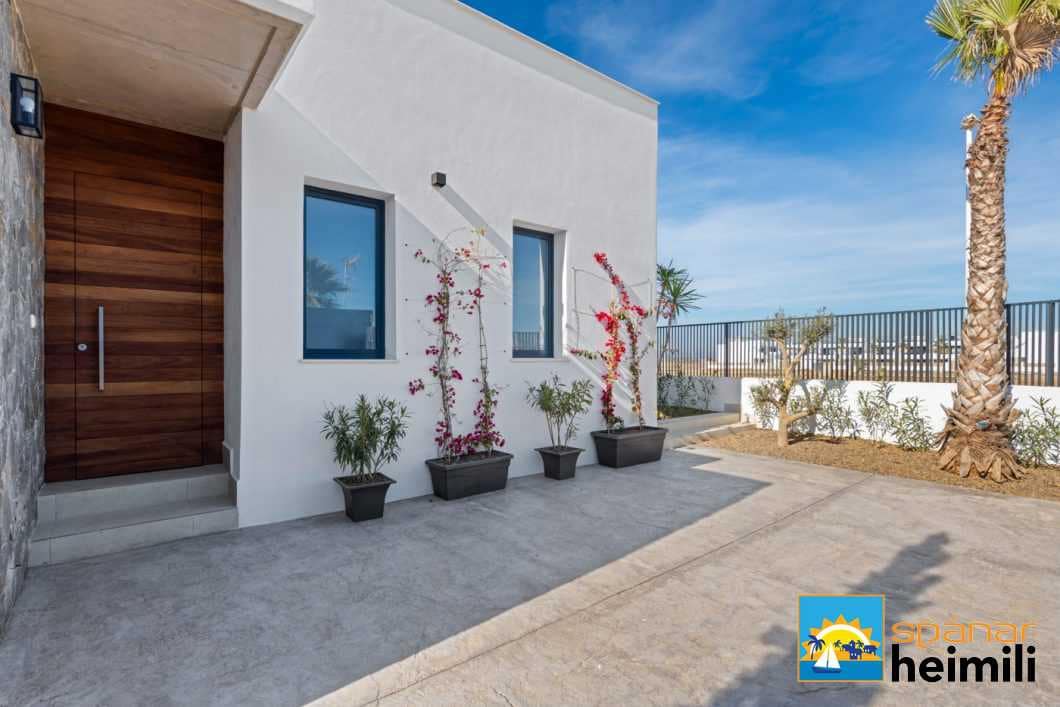 3 bedroom Villa for sale in Mar de Cristal with pool - € 549,000 (Ref: 9404346)