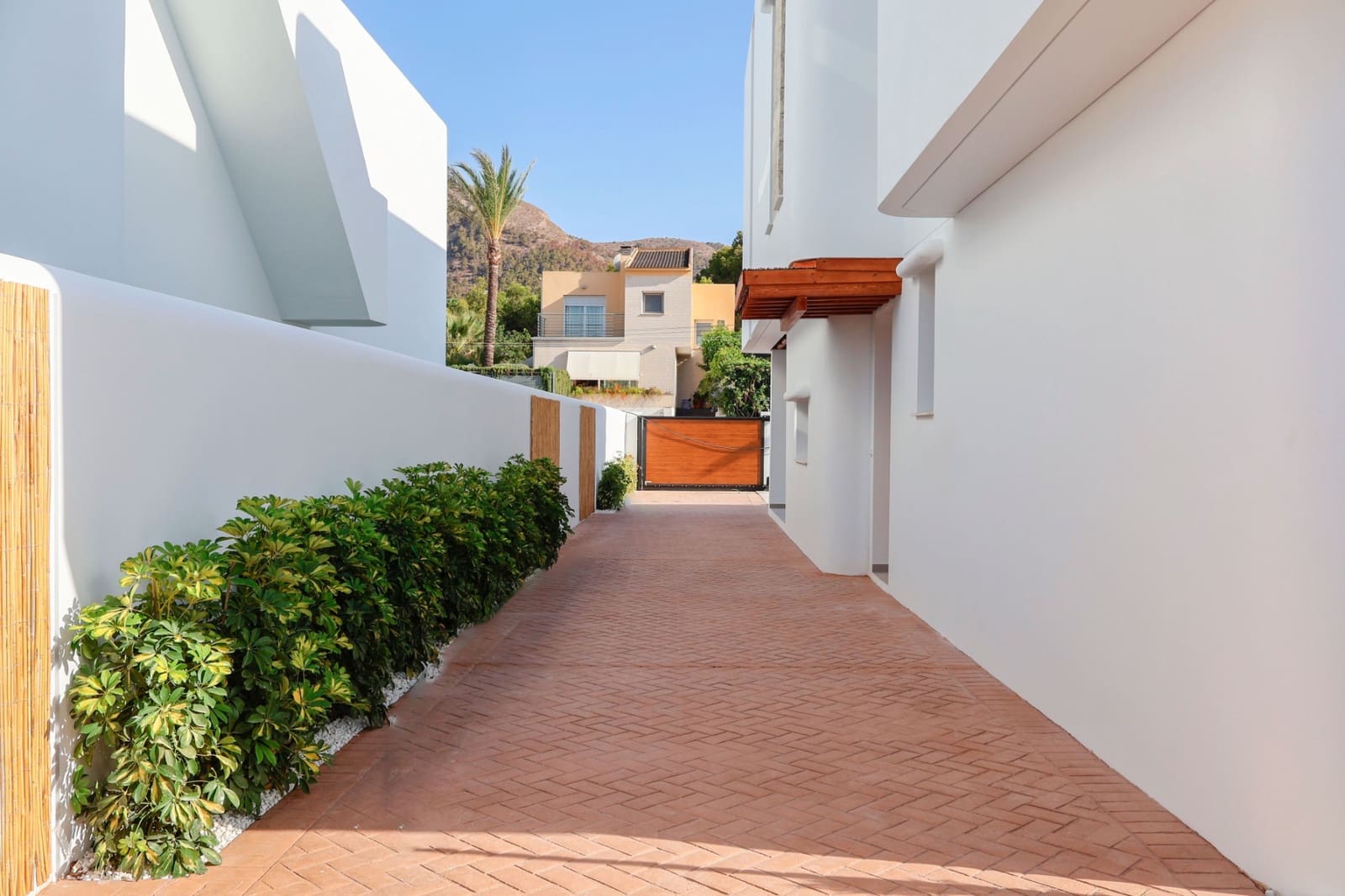 4 bedroom Villa for sale in Albir with pool - € 875,000 (Ref: 9404359)