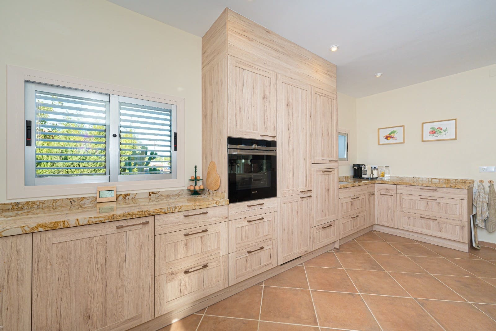 3 bedroom Villa for sale in La Nucia with pool - € 625,000 (Ref: 9404380)