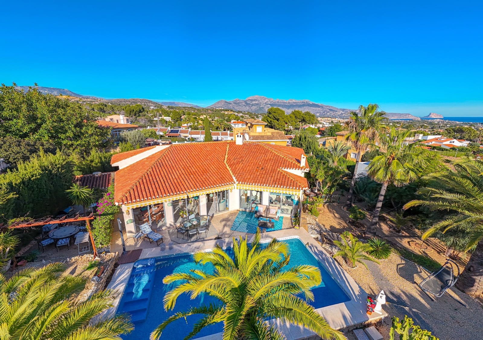 3 bedroom Villa for sale in La Nucia with pool - € 625,000 (Ref: 9404380)