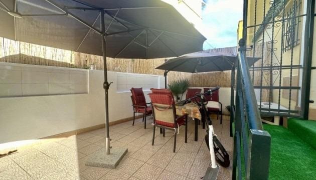 3 soveværelse Byhus til salg i Torrevieja med swimmingpool - € 189.000 (Ref: 9460652)