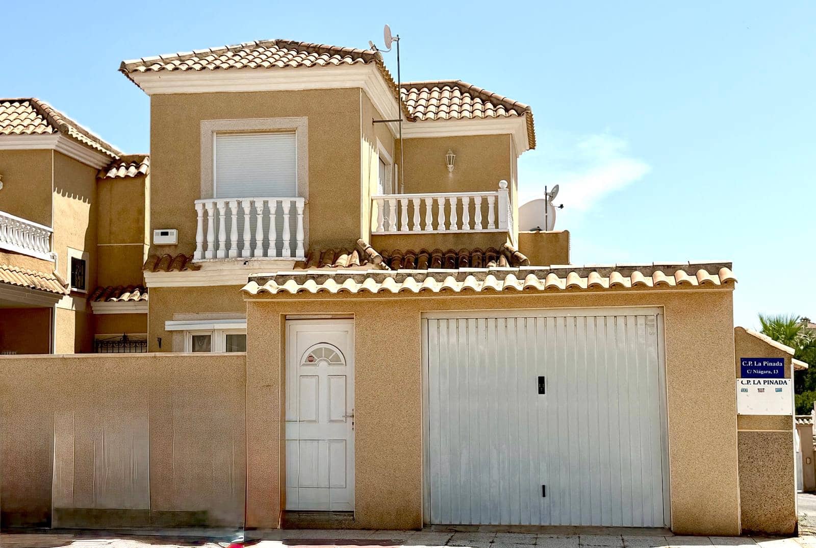 2 bedroom Villa for sale in Playa Flamenca with pool - € 264,000 (Ref: 9460714)