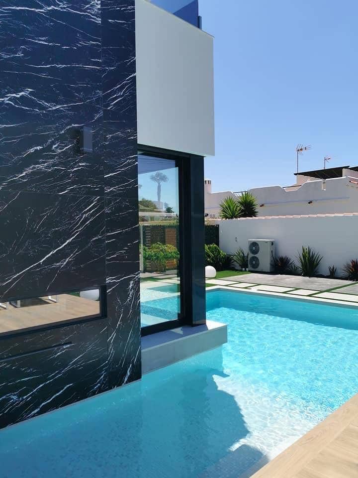 Chalet de 3 habitaciones en Torrevieja en venta con piscina - 750.000 € (Ref: 9469937)