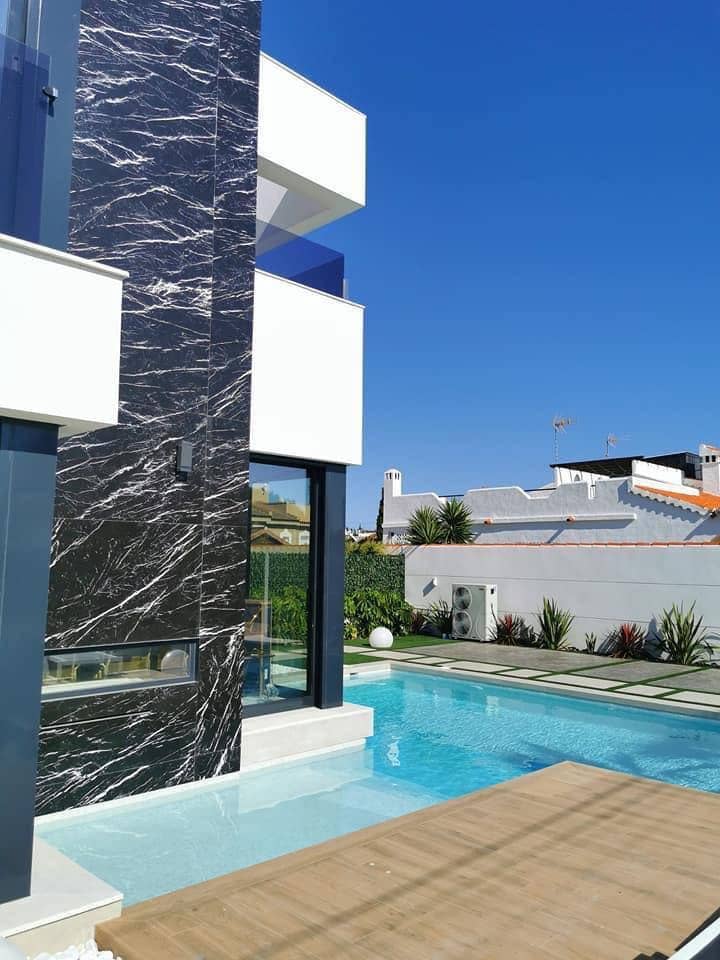 Chalet de 3 habitaciones en Torrevieja en venta con piscina - 750.000 € (Ref: 9469937)