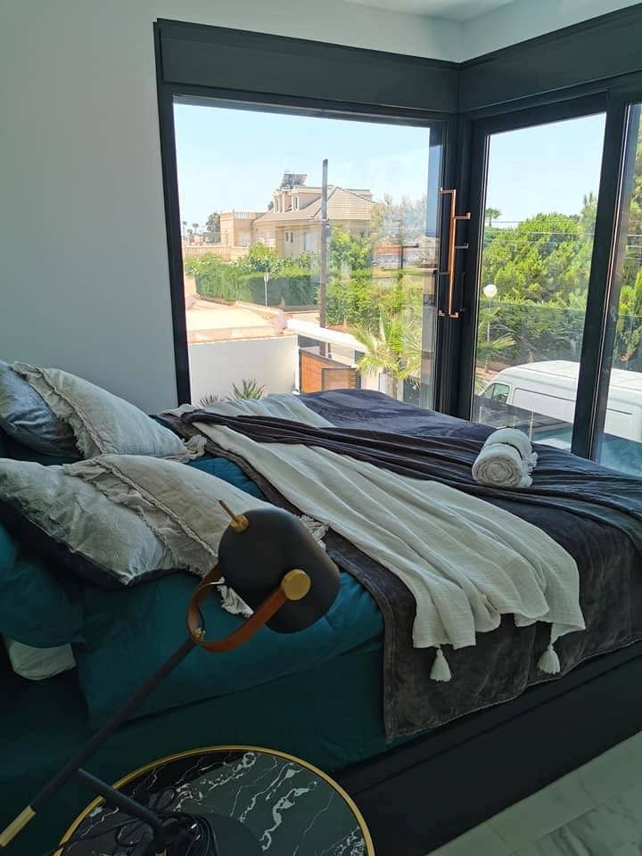 Chalet de 3 habitaciones en Torrevieja en venta con piscina - 750.000 € (Ref: 9469937)