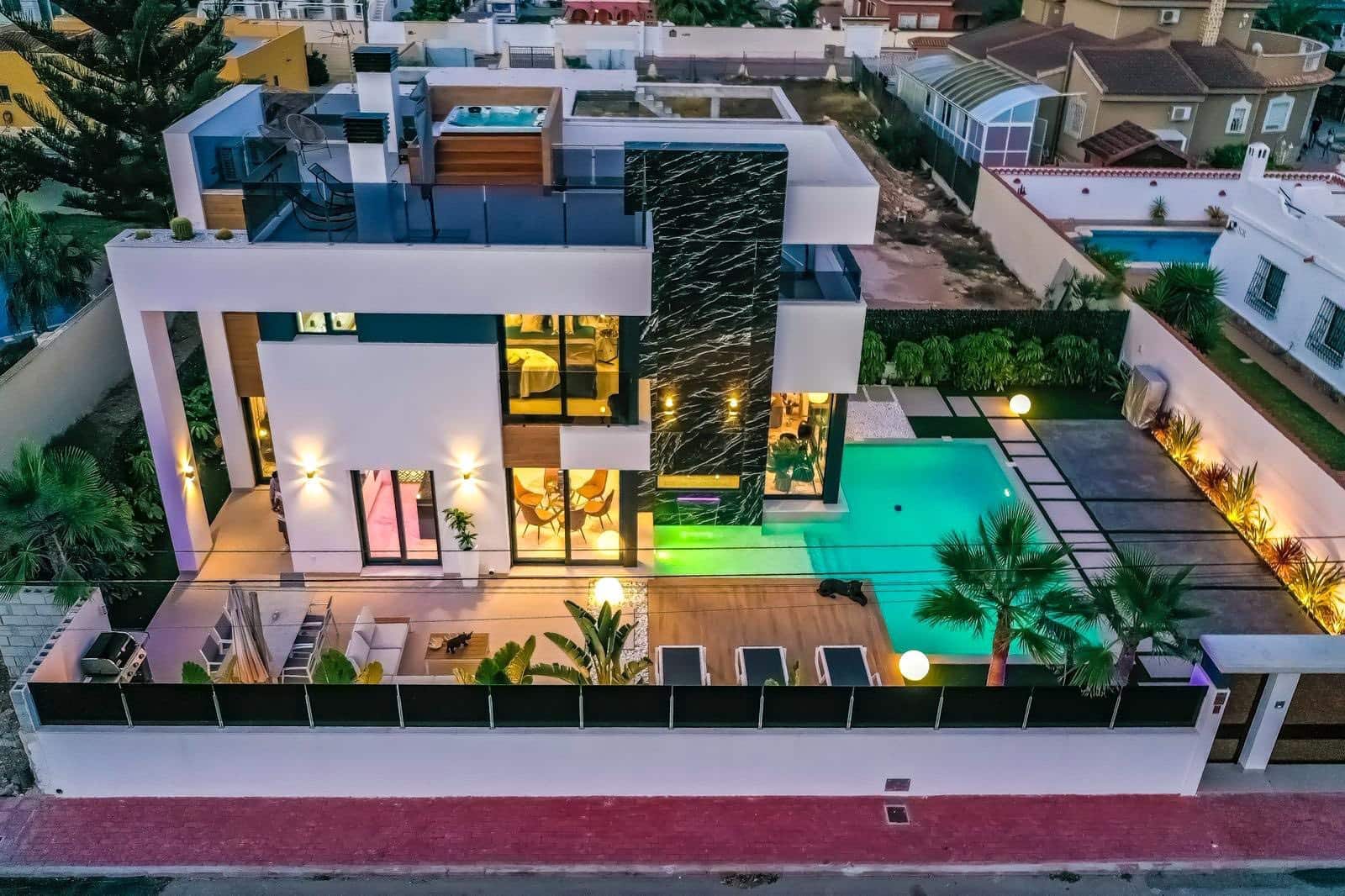 Chalet de 3 habitaciones en Torrevieja en venta con piscina - 750.000 € (Ref: 9469937)