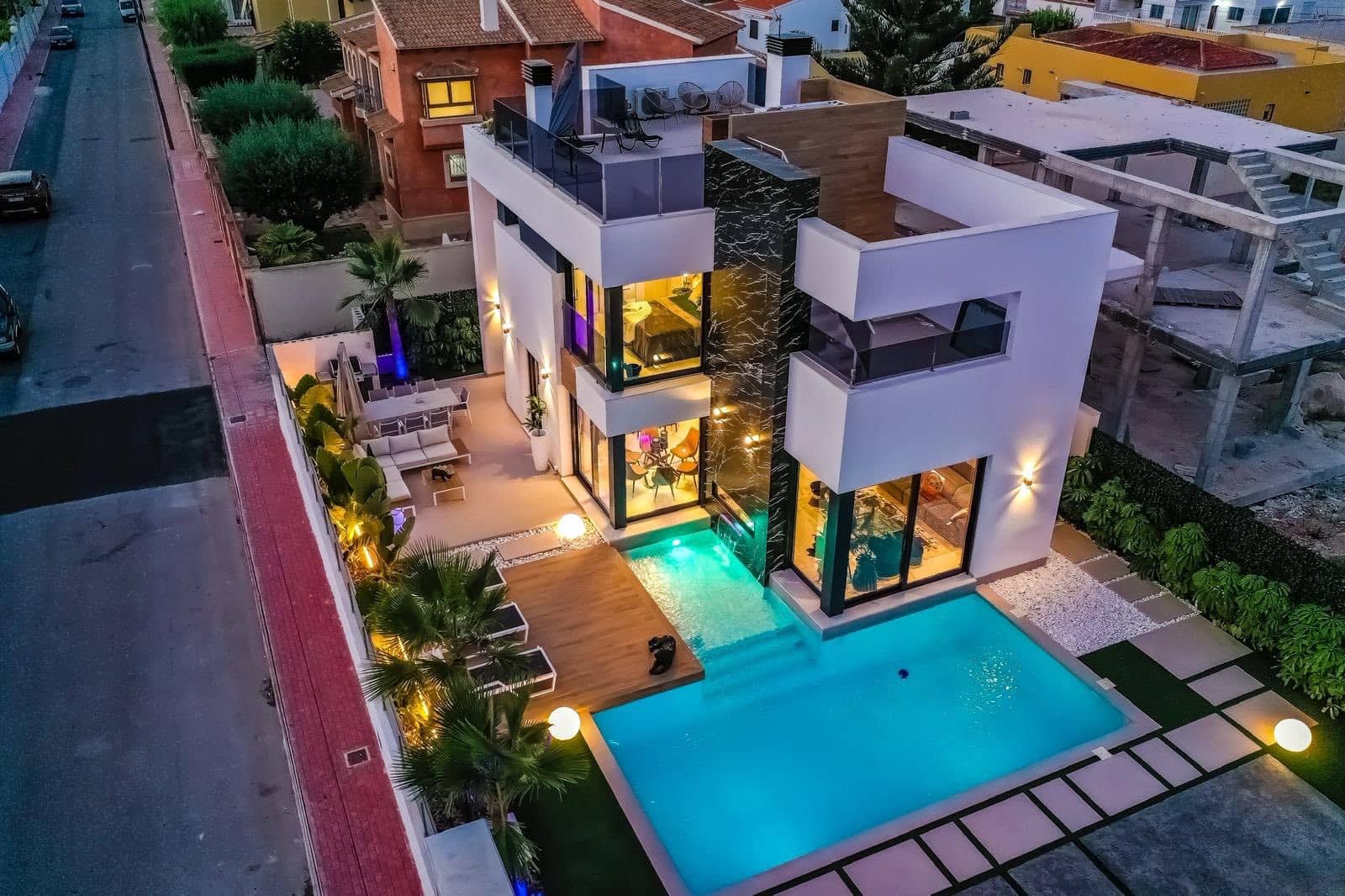 Chalet de 3 habitaciones en Torrevieja en venta con piscina - 750.000 € (Ref: 9469937)