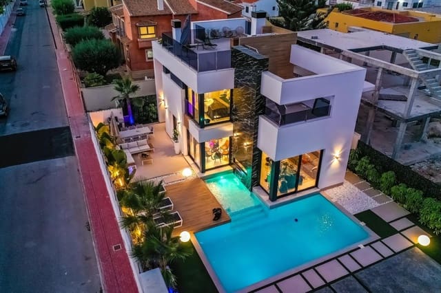 Chalet de 3 habitaciones en El Chaparral - La Siesta - La Torreta, Torrevieja en venta con piscina - 750.000 € (Ref: 9469937)