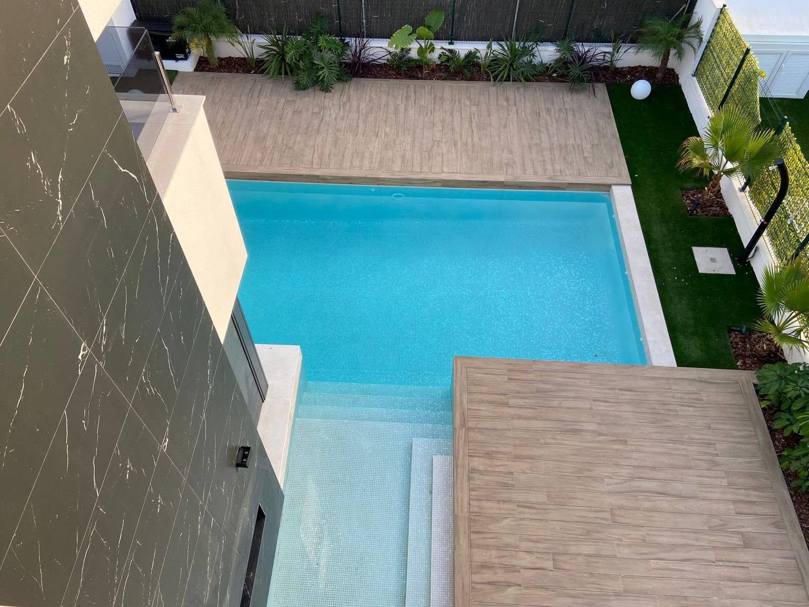 Chalet de 3 habitaciones en Torrevieja en venta con piscina - 750.000 € (Ref: 9469937)