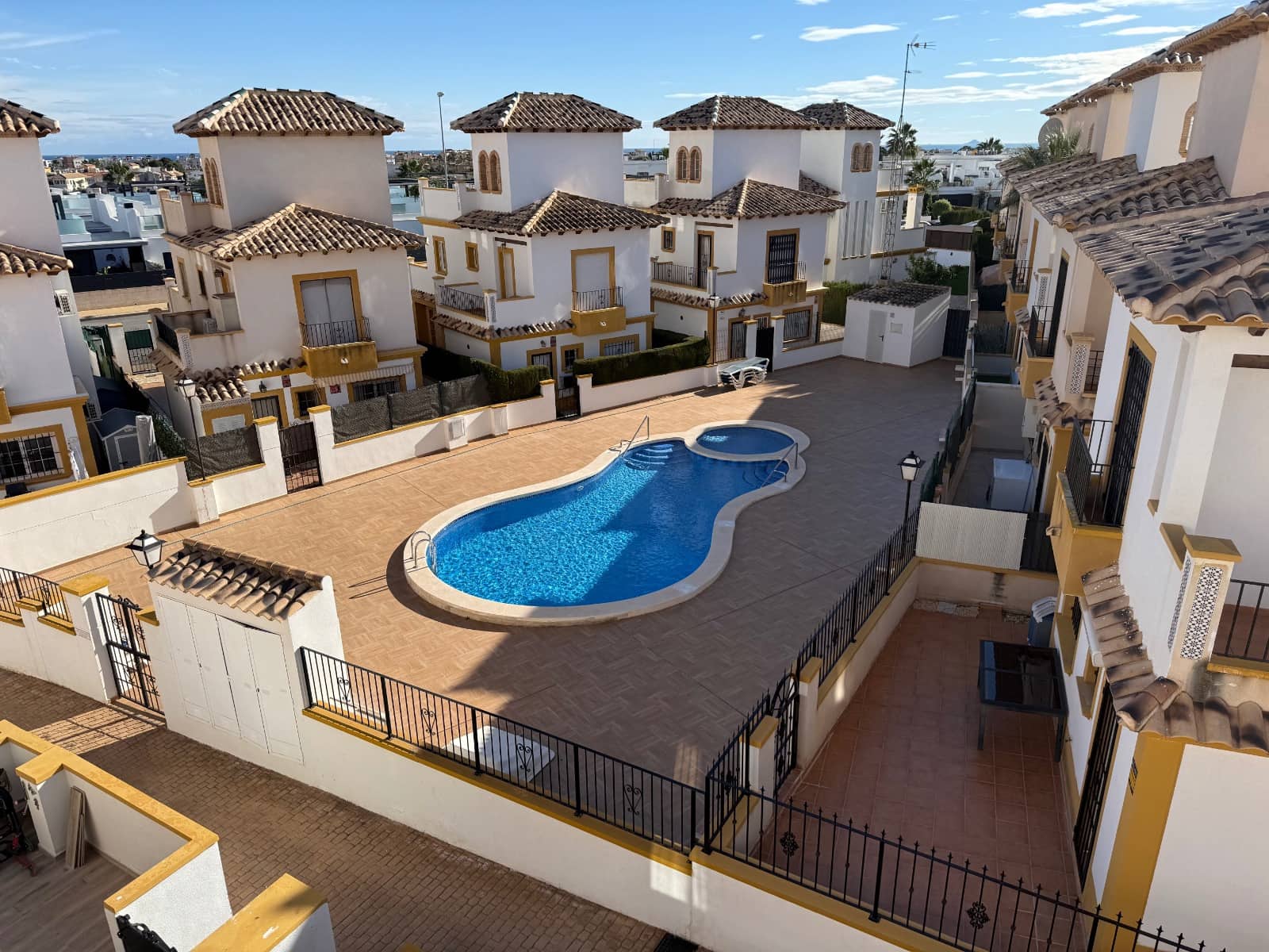 3 slaapkamer Huis te koop in Cabo Roig met zwembad - € 184.000 (Ref: 9525669)