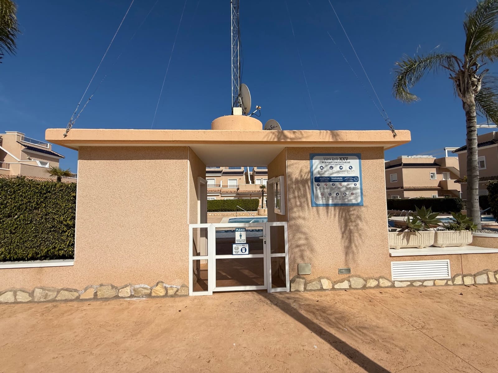 3 makuuhuone Huoneisto myytävänä paikassa Cabo Roig mukana uima-altaan - 329 000 € (Ref: 9723871)