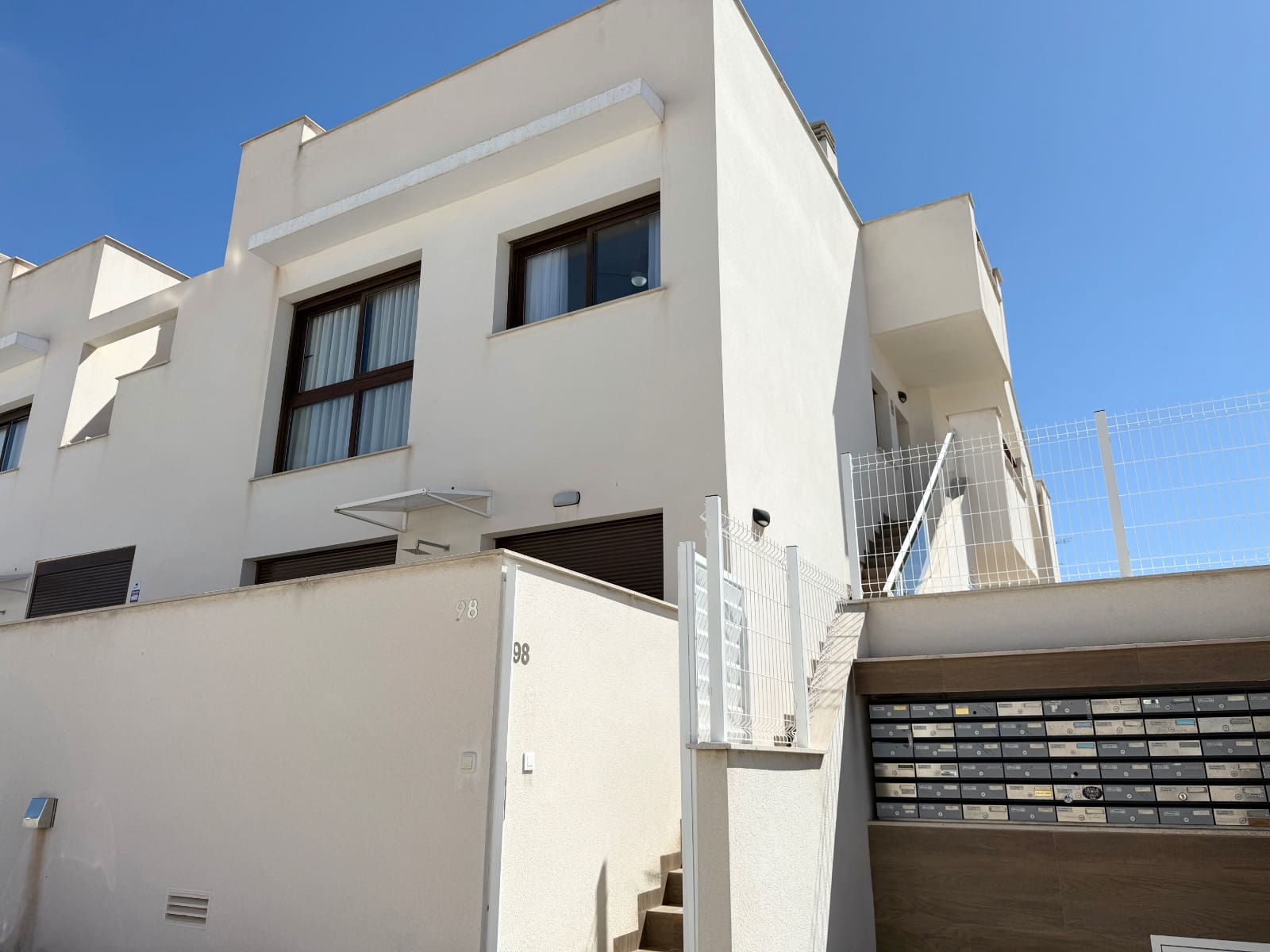 3 makuuhuone Huoneisto myytävänä paikassa Los Balcones mukana uima-altaan - 319 000 € (Ref: 9768998)