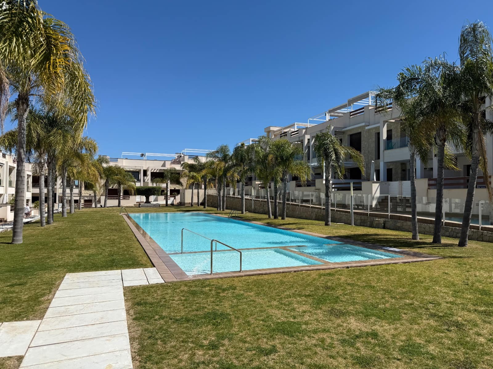 3 makuuhuone Huoneisto myytävänä paikassa Los Balcones mukana uima-altaan - 319 000 € (Ref: 9768998)