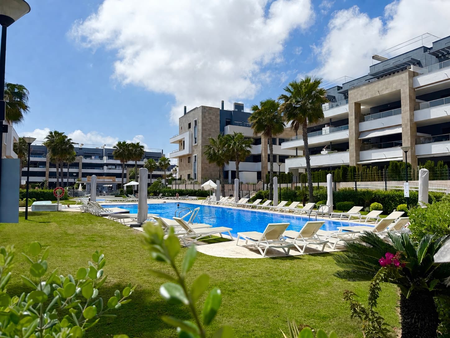 Apartamento de 2 habitaciones en Playa Flamenca en venta con piscina - 465.000 € (Ref: 9805587)