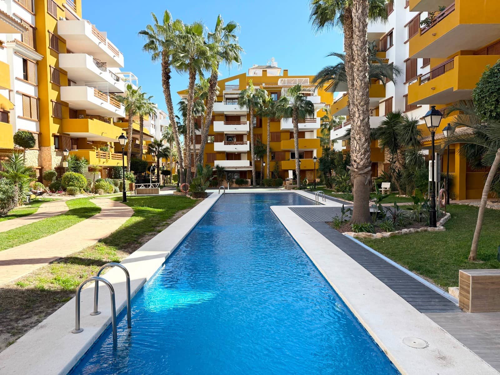 2 soverom Leilighet til salgs i Punta Prima med svømmebasseng - € 299 000 (Ref: 9883594)
