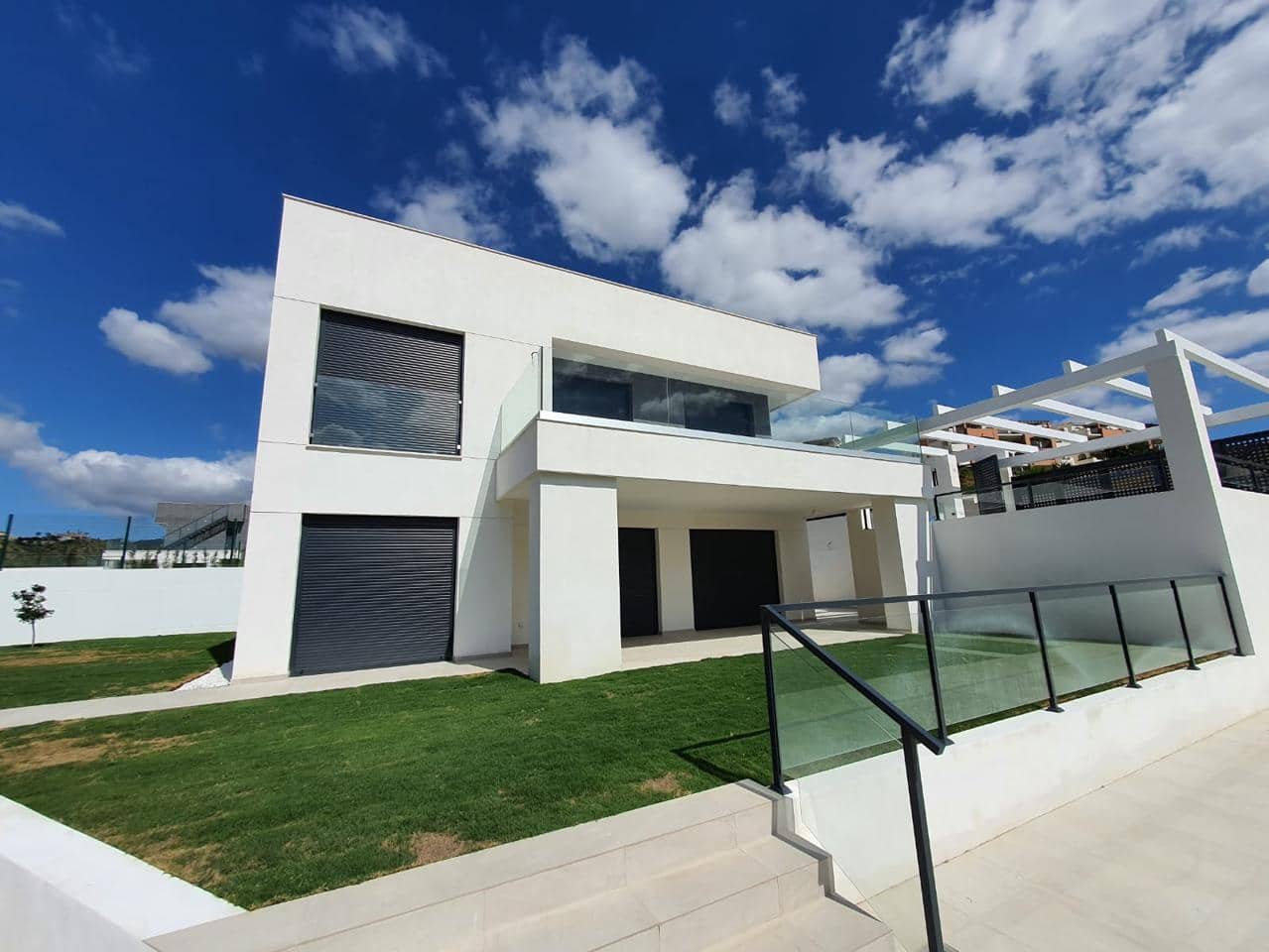4 bedroom Villa for sale in Manilva with pool garage - € 730,000 (Ref: 8019183)