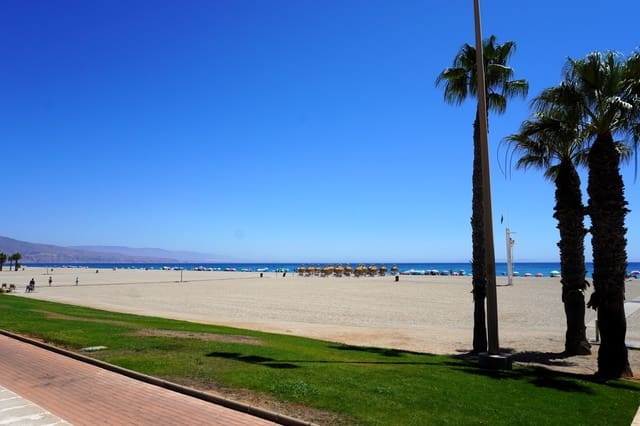 1 bedroom Penthouse for sale in Roquetas de Mar with pool - € 129,000 (Ref: 10004331)