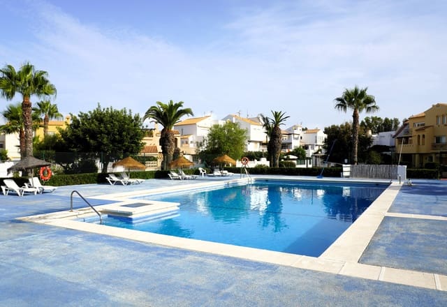 Adosado de 3 habitaciones en Roquetas de Mar en venta con piscina garaje - 279.000 € (Ref: 10032415)