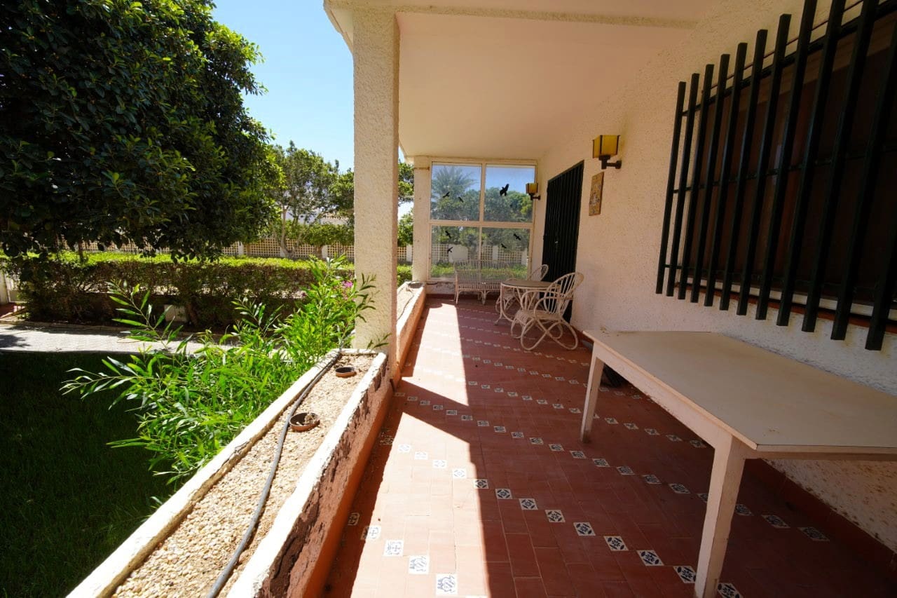 7 Zimmer Villa zu verkaufen in Roquetas de Mar mit Garage - 649.999 € (Ref: 10141471)