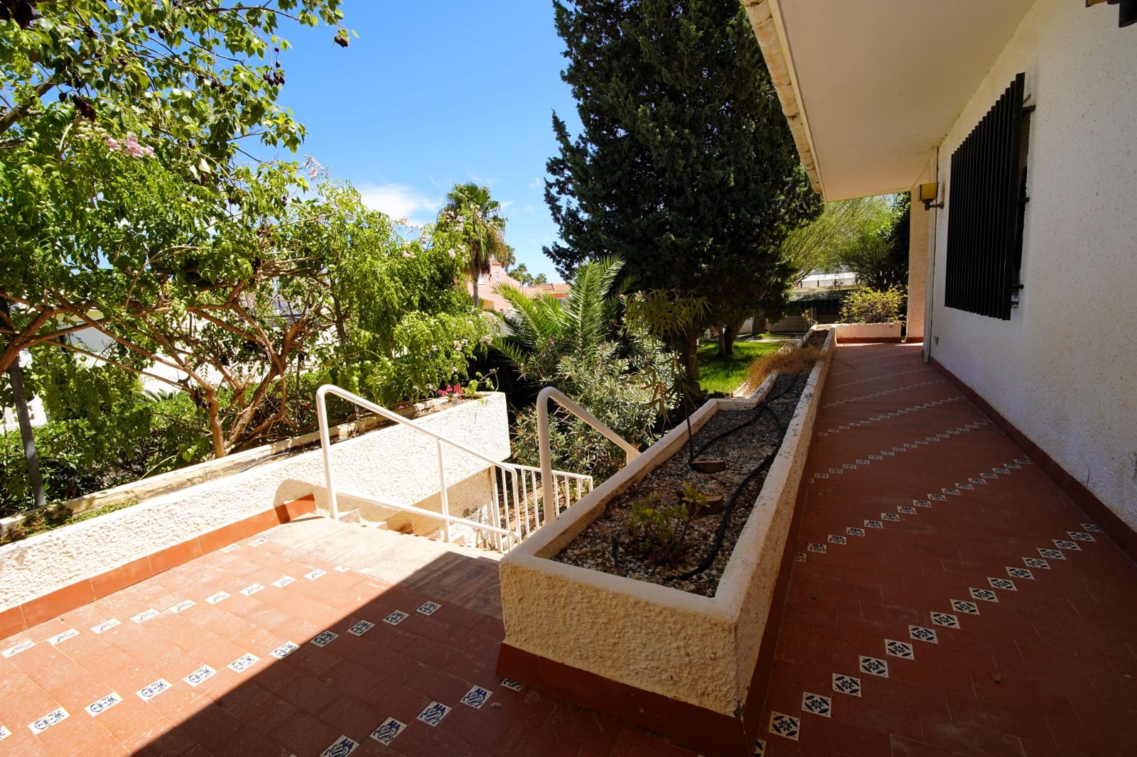 7 Zimmer Villa zu verkaufen in Roquetas de Mar mit Garage - 649.999 € (Ref: 10141471)