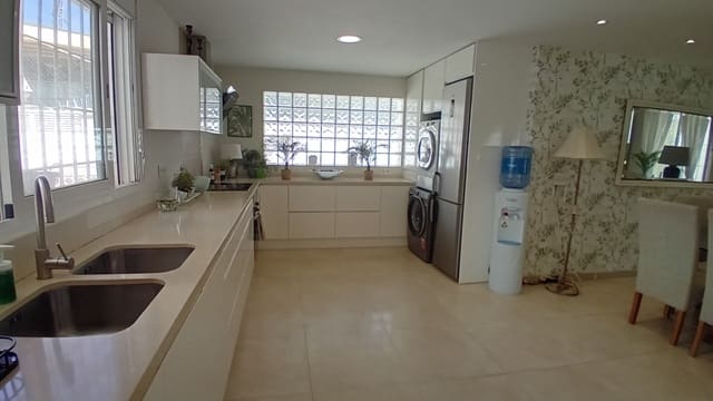 3 soverom Villa til salgs i Roquetas de Mar med svømmebasseng garasje - € 650 000 (Ref: 7978192)