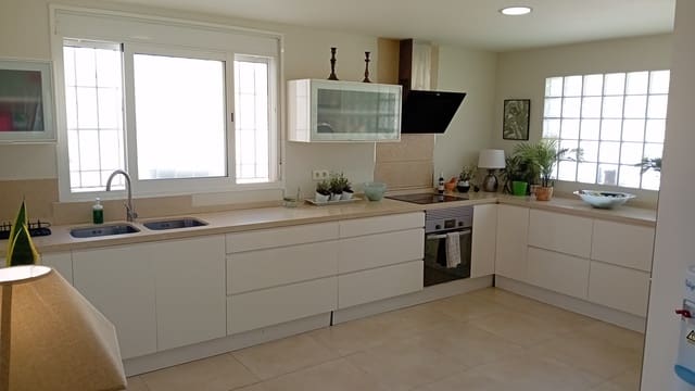 3 soverom Villa til salgs i Roquetas de Mar med svømmebasseng garasje - € 650 000 (Ref: 7978192)