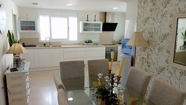 3 soverom Villa til salgs i Roquetas de Mar med svømmebasseng garasje - € 650 000 (Ref: 7978192)