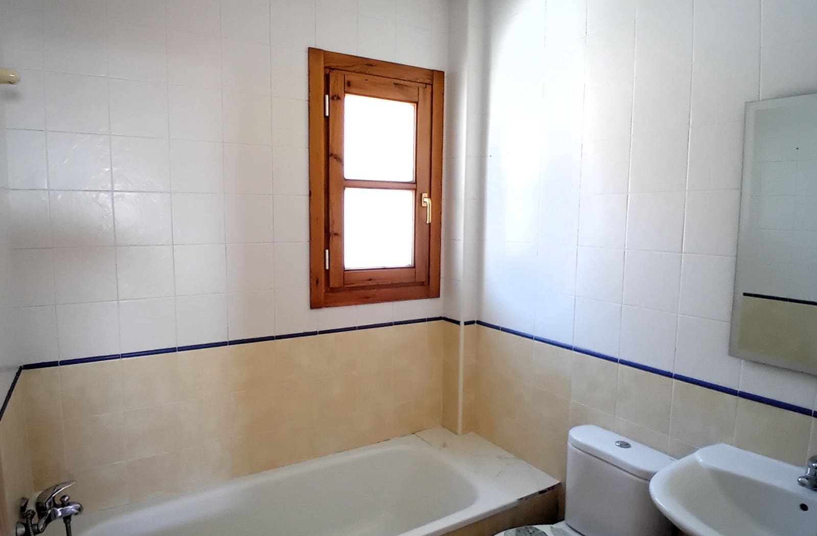 3 makuuhuone Omakotitalo myytävänä paikassa Enix mukana 
autotalli - 142 000 € (Ref: 9233127)