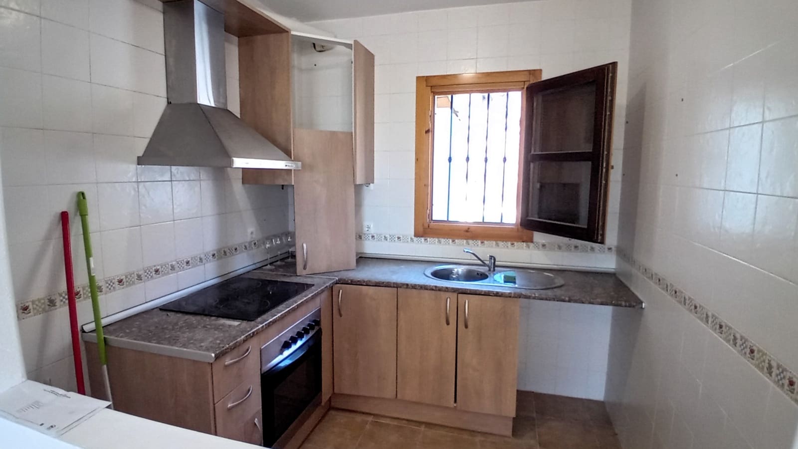 3 makuuhuone Omakotitalo myytävänä paikassa Enix mukana 
autotalli - 142 000 € (Ref: 9233127)