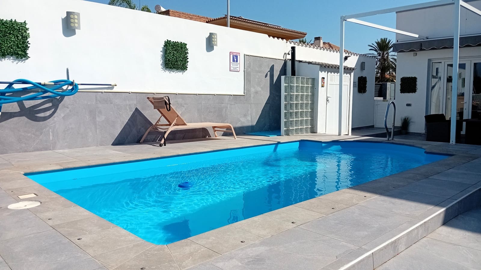 5 soverom Villa til salgs i Roquetas de Mar med svømmebasseng garasje - € 750 000 (Ref: 9393671)