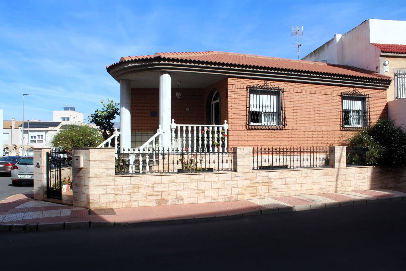 4 soveværelse Byhus til salg i Roquetas de Mar med garage - € 375.000 (Ref: 9449922)